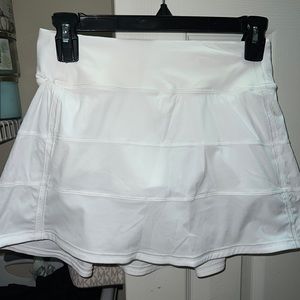 WHITE LULULEMON SKIRT SIZE 2